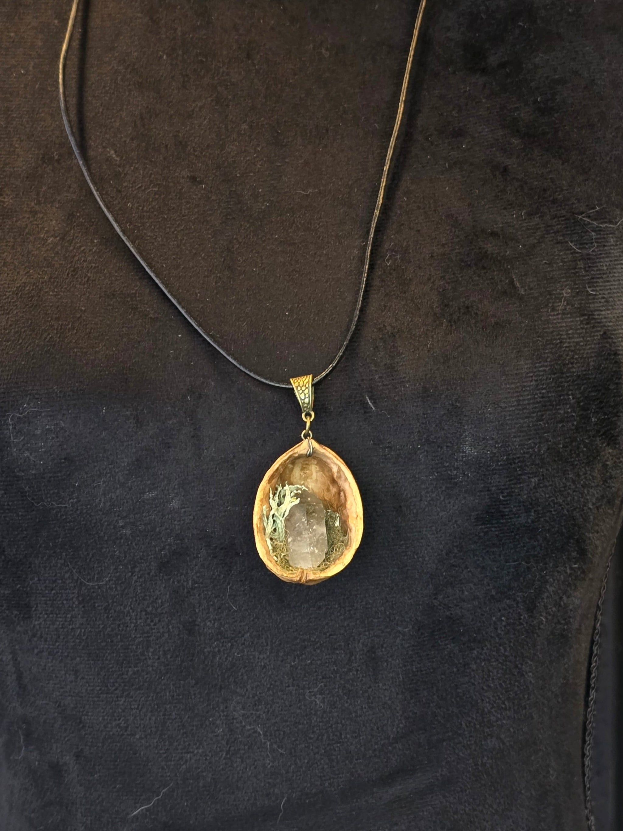 Kaulakoru, joka on valmistettu saksanpähkinän kuoresta, sammalesta, jäkälästä ja savukvartsista. 