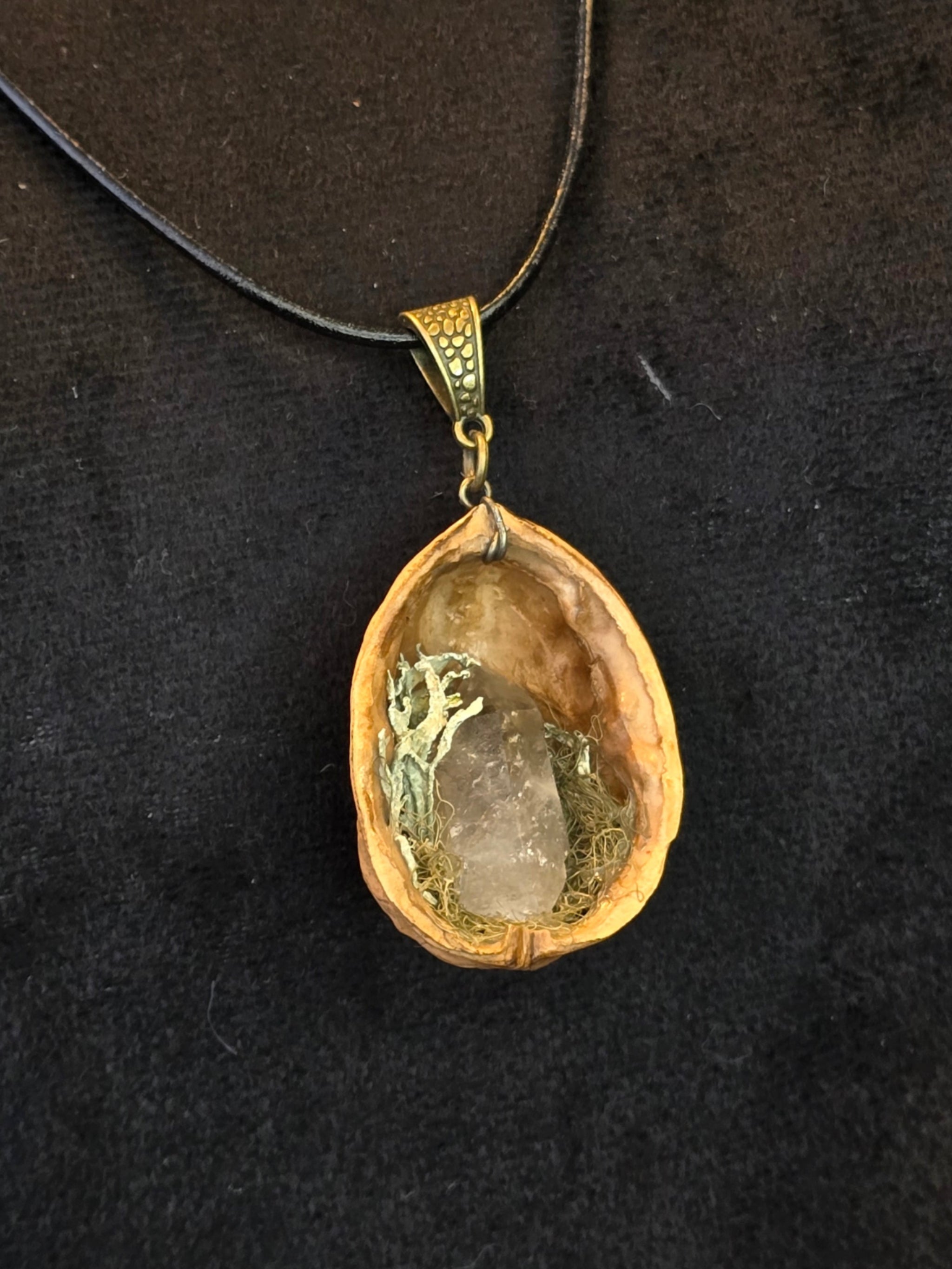 Kaulakoru, joka on valmistettu saksanpähkinän kuoresta, sammalesta, jäkälästä ja savukvartsista. 