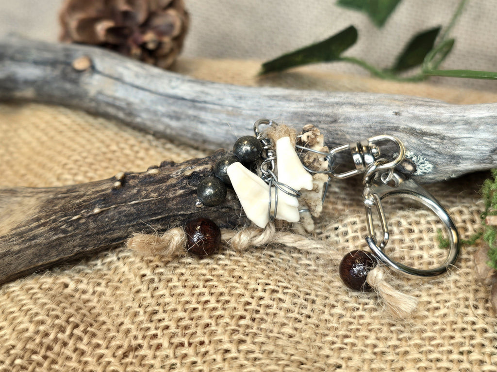 Kauriin sarvi laukkukoru, jossa myös naakannikamaluu. 