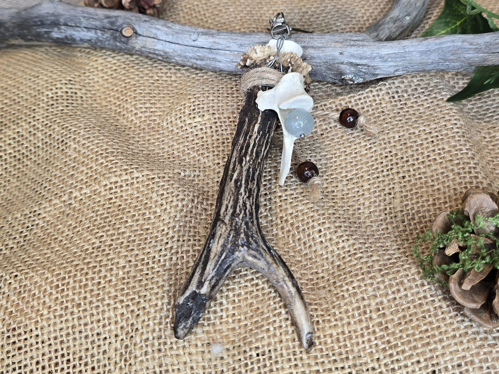 Avaimenperä/ laukkukoru, joka on valmistettu kauriin sarvesta, ketunnikamasta ja sinisestä pitsiakaattihelmestä. 