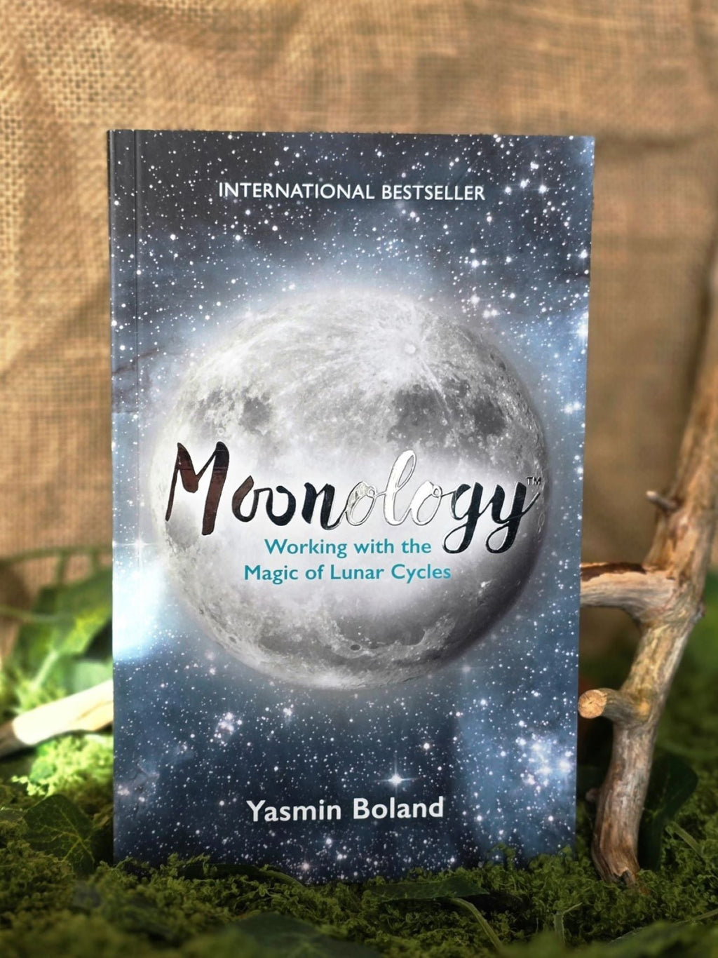 Moonology - Working with the Magic of Lunar Cycles, Yasmin Bolandin kirja. Inked Mystiqs verkkokaupasta.