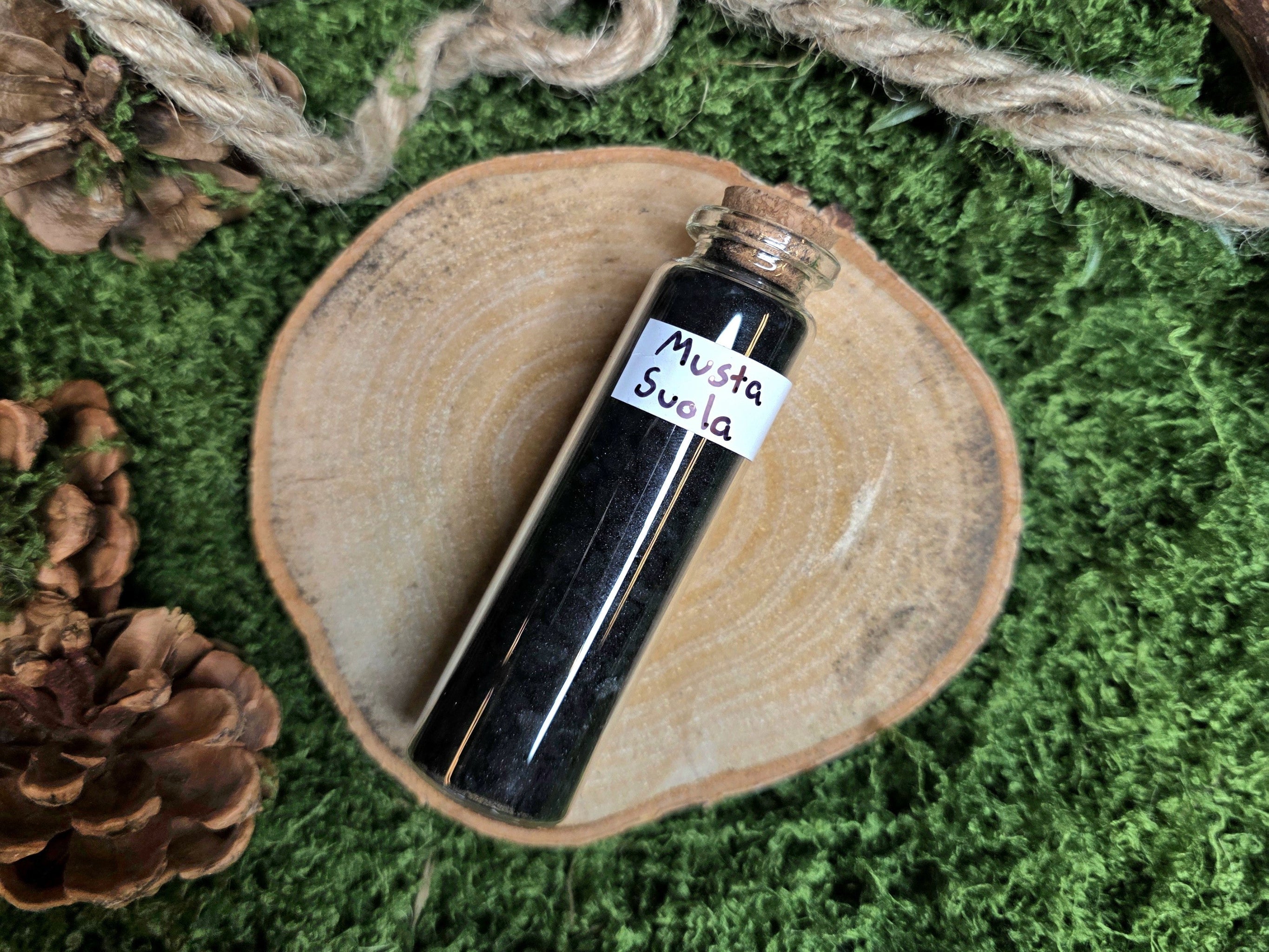 Musta Suola lasipullossa