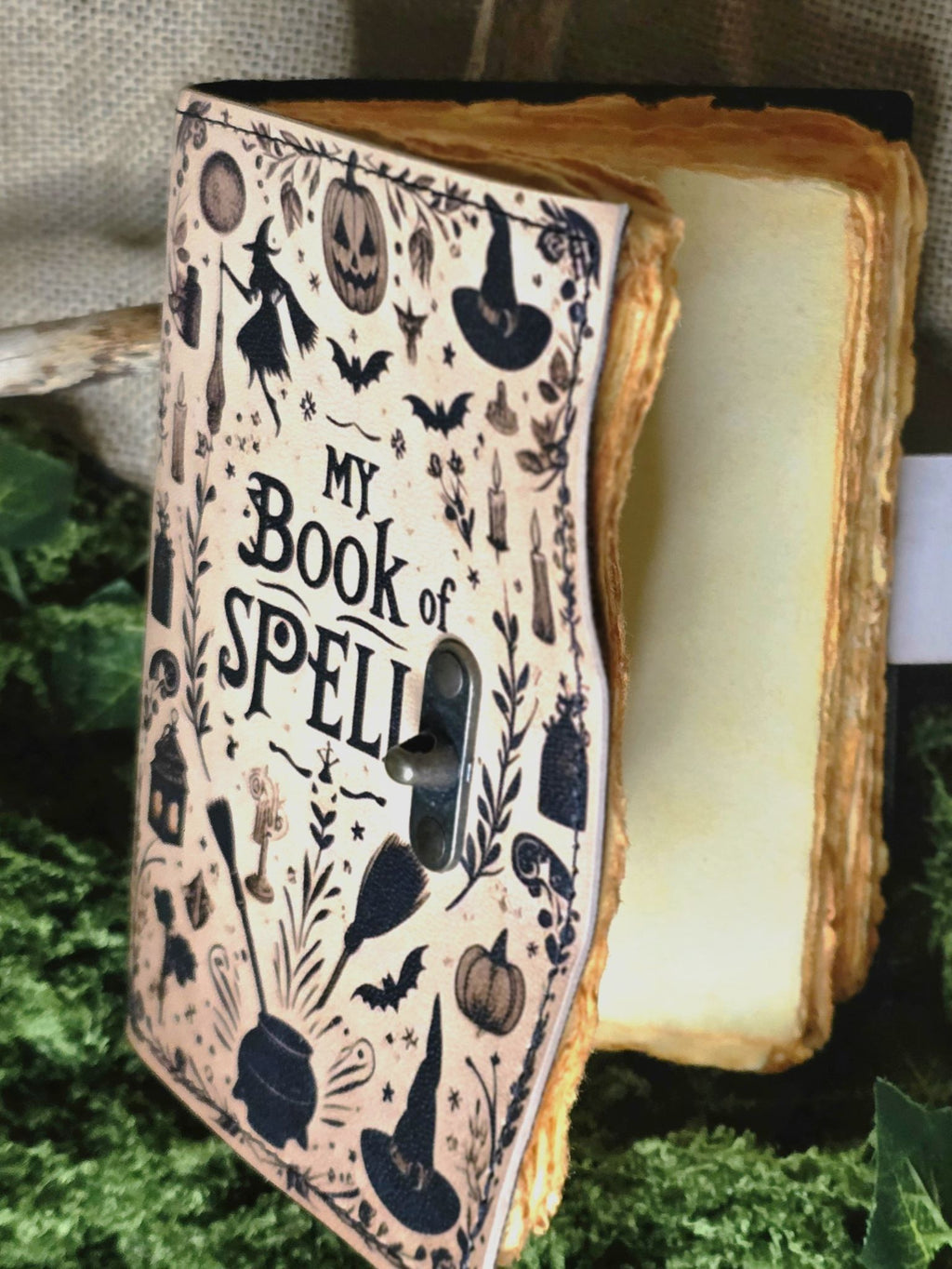 Muistikirja My book of spells tekstillä. 