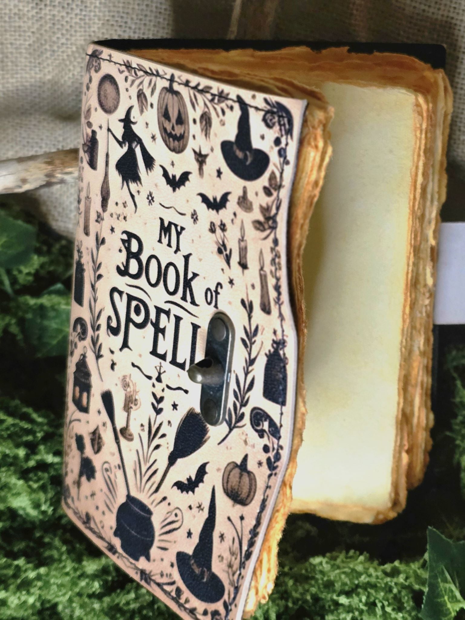 Muistikirja My book of spells tekstillä. 