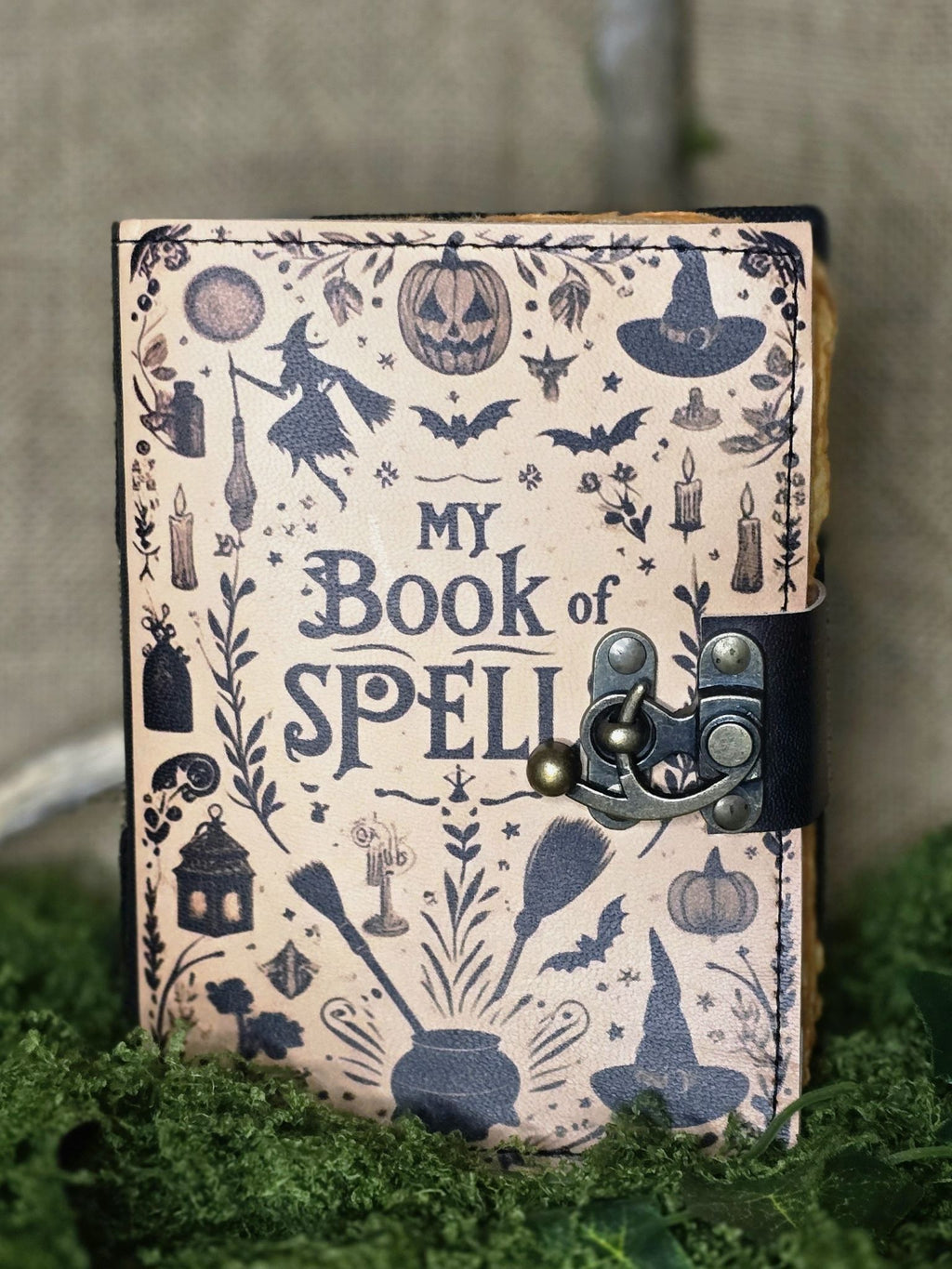 Muistikirja My book of spells tekstillä. 