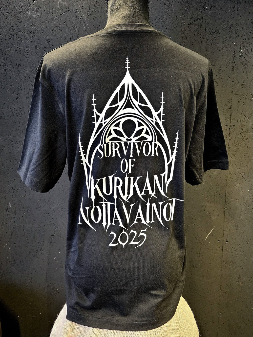 Inked Mystiqs Kurikan noitavainot 2025, musta t-paita, unisex malli. Painatus edessä ja tak