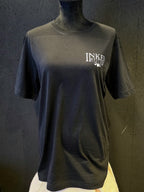 Inked Mystiqs Kurikan noitavainot 2025, musta t-paita, unisex malli. Painatus edessä ja takana. 