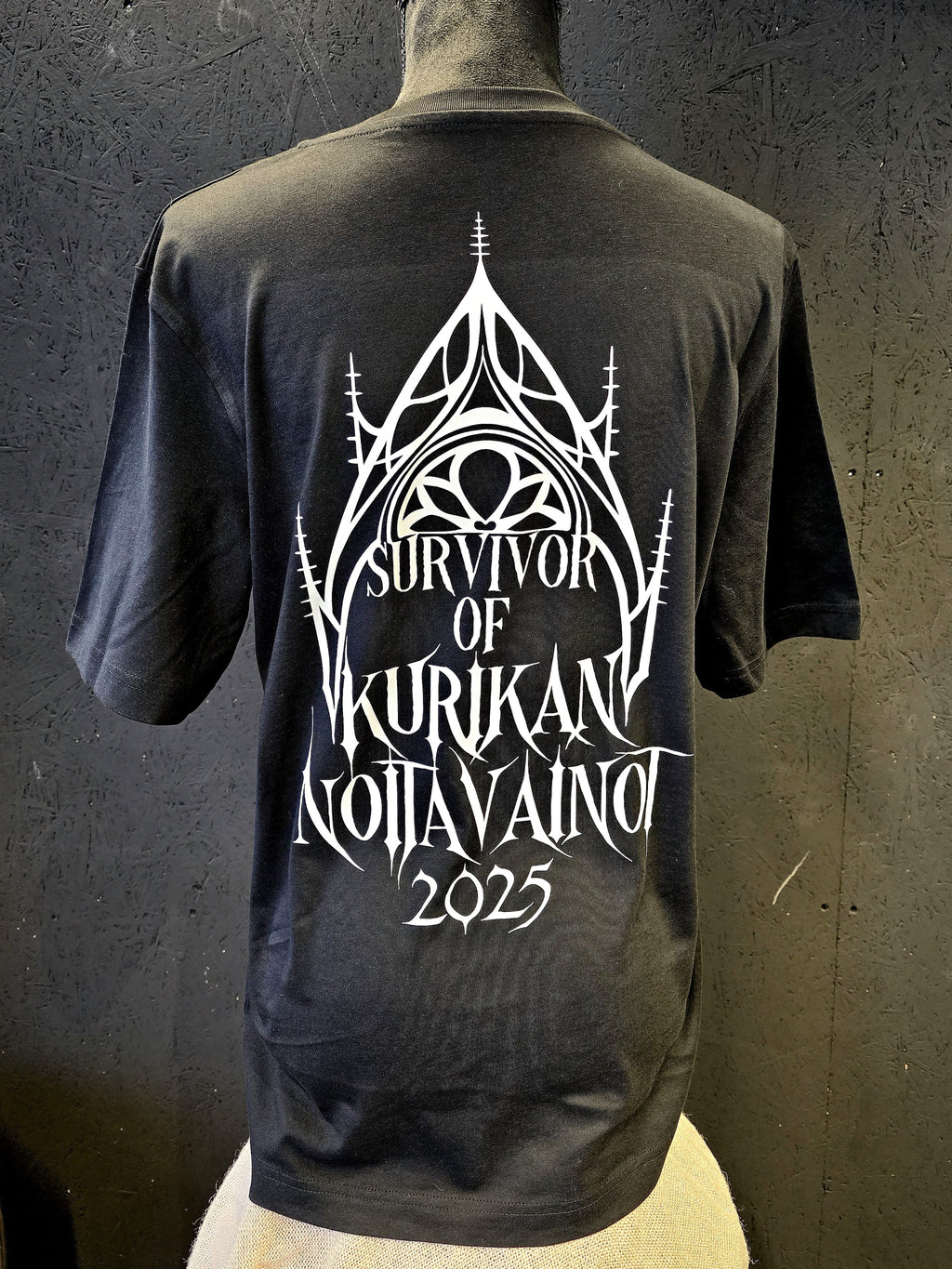 Inked Mystiqs Kurikan noitavainot 2025, musta t-paita, unisex malli. Painatus edessä ja tak