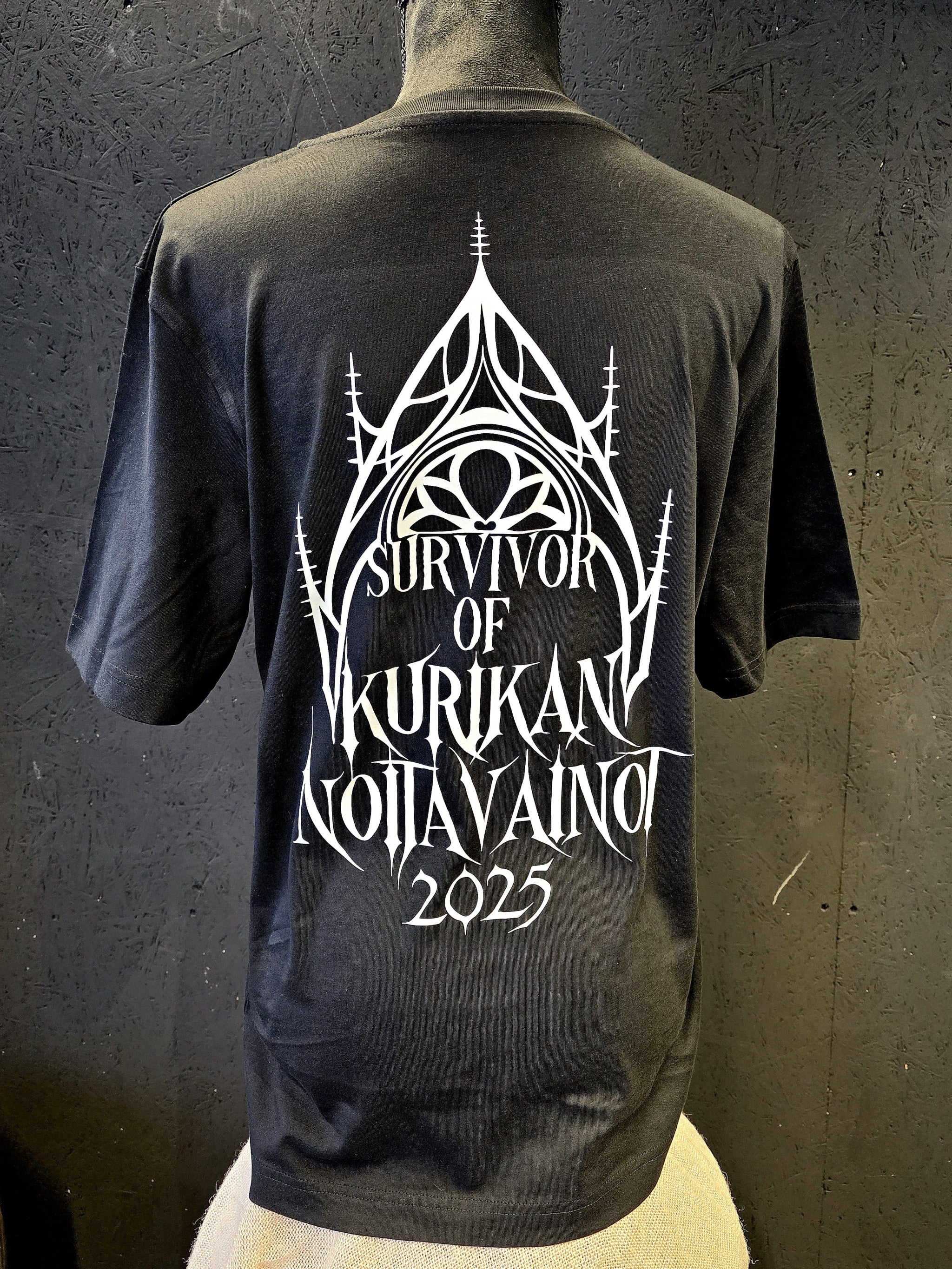 Inked Mystiqs Kurikan noitavainot 2025, musta t-paita, unisex malli. Painatus edessä ja tak