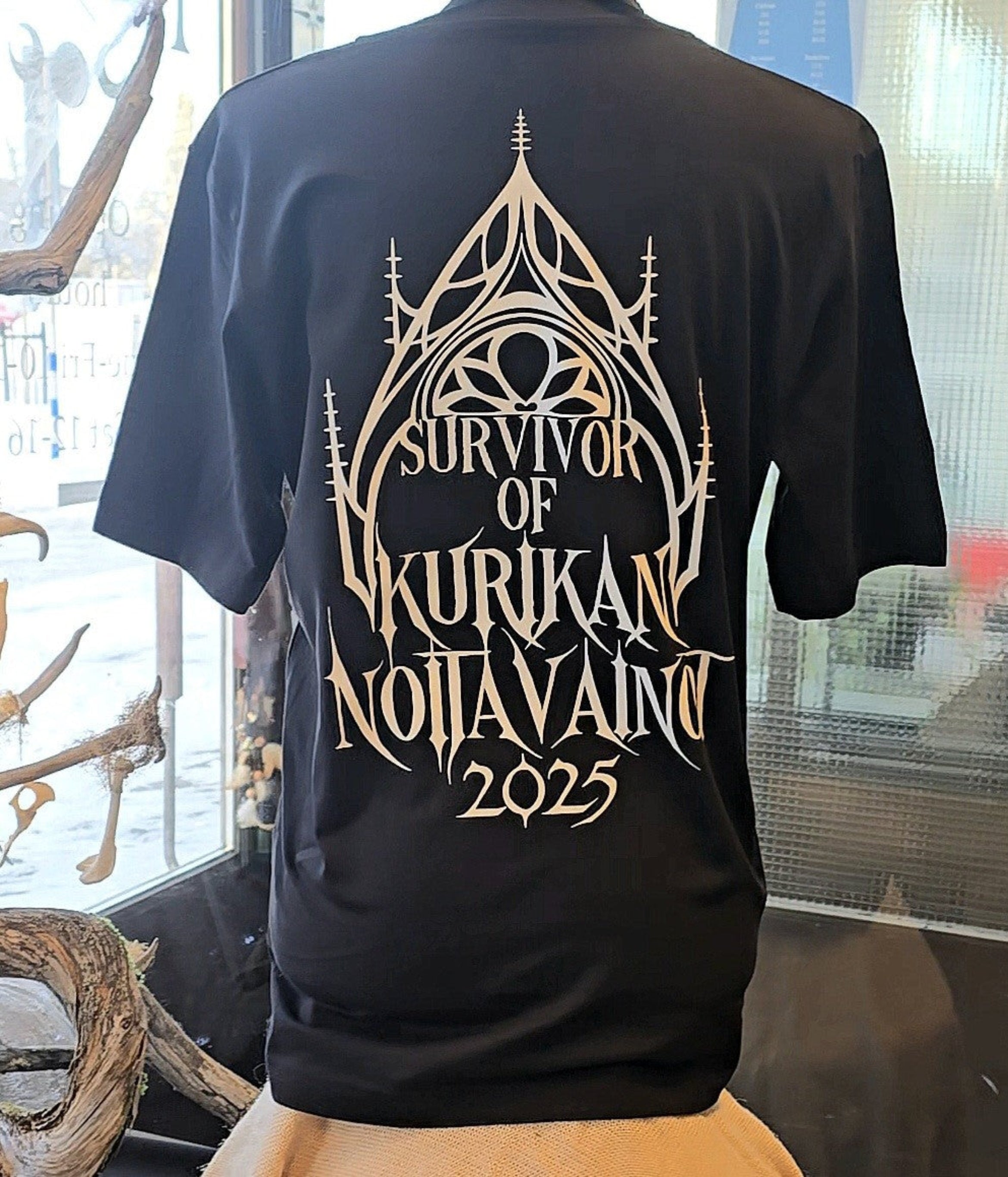 Inked Mystiqs Kurikan noitavainot 2025, musta t-paita, unisex malli. Painatus edessä ja tak