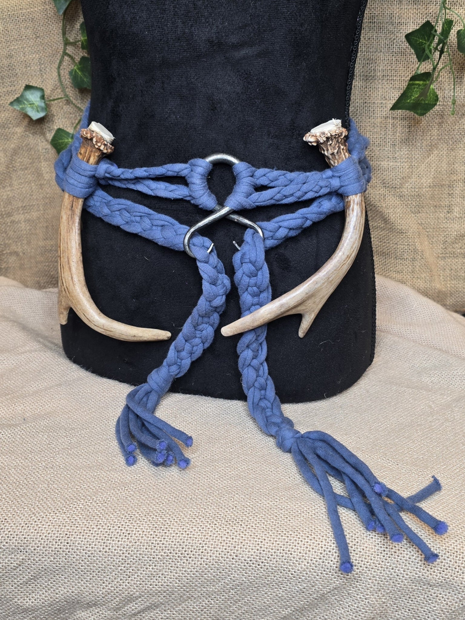 Peikonristivyö kauriin sarvi koristeilla. Puuvillaa.