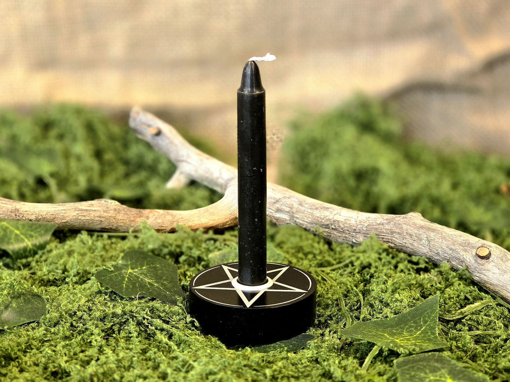 Musta Pentagram aiheinen tunnelmallinen kynttilänjalka loitsukynttilöille.