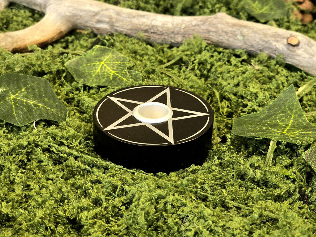 Musta Pentagram aiheinen tunnelmallinen kynttilänjalka loitsukynttilöille.