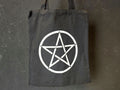Musta kangaskassi pentagram symbolilla.