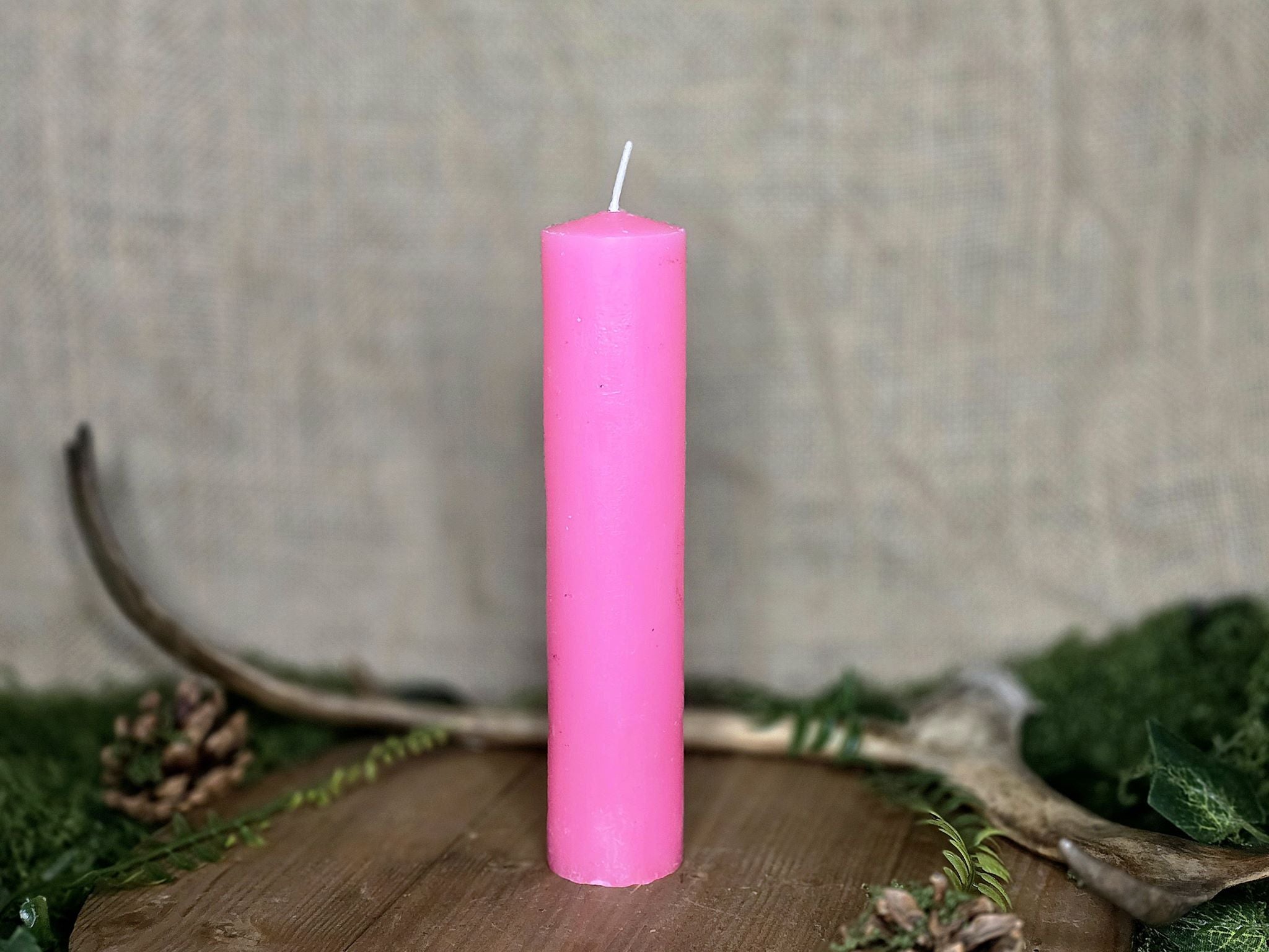 Pinkki XL koon loitsukynttilä.