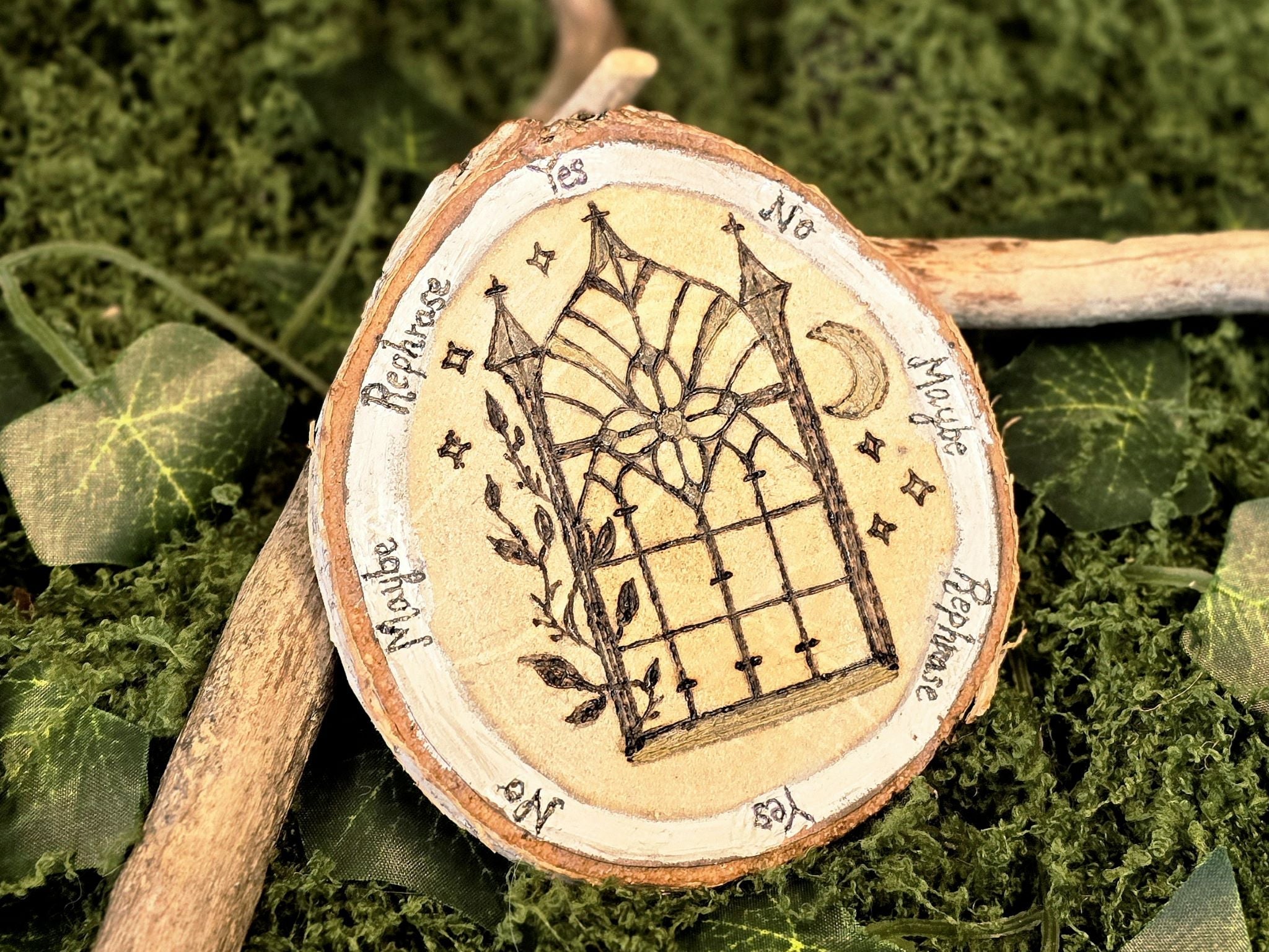 Puinen heilurialusta portti kuviolla. 