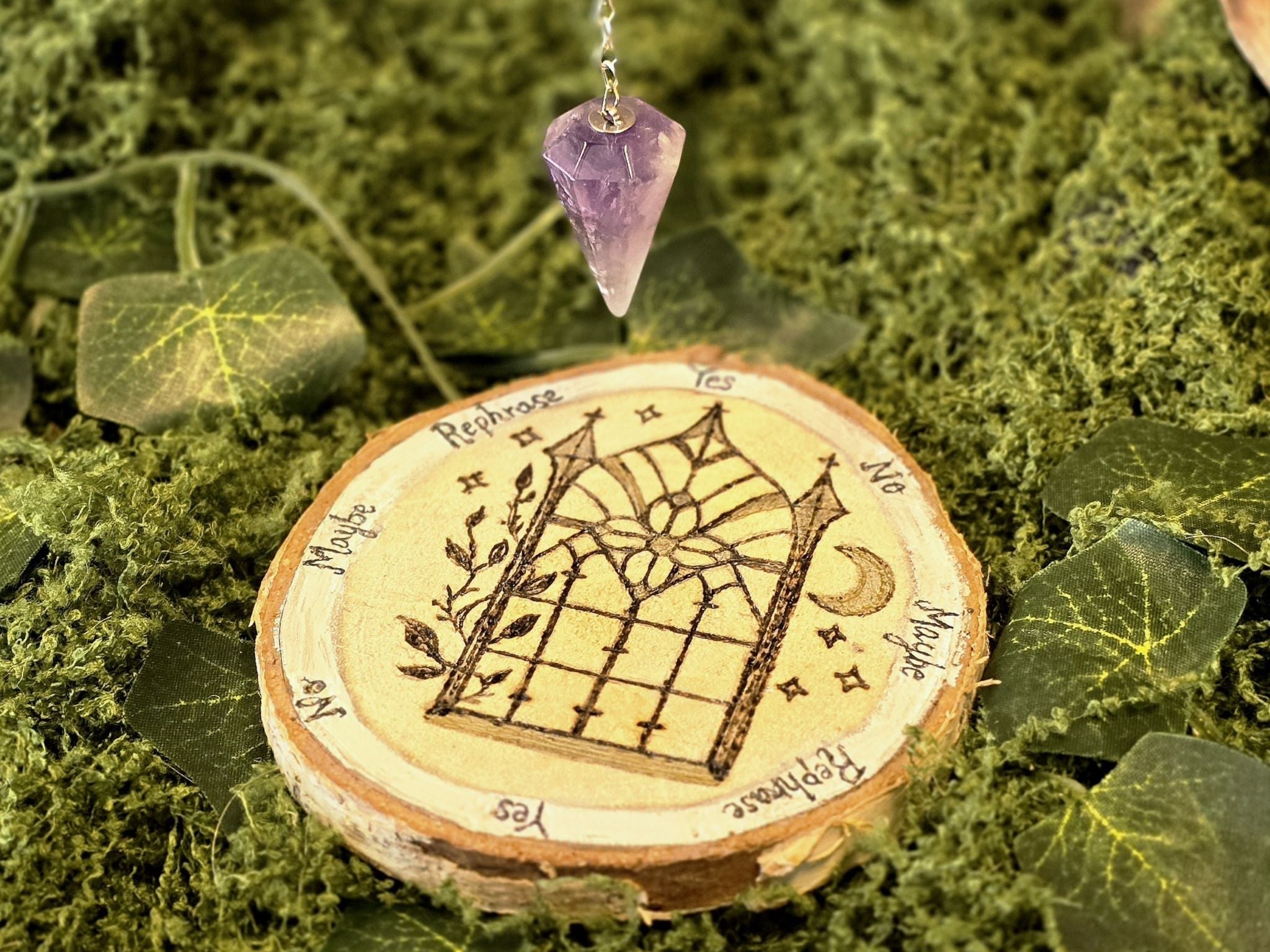 Puinen heilurialusta portti kuviolla. 