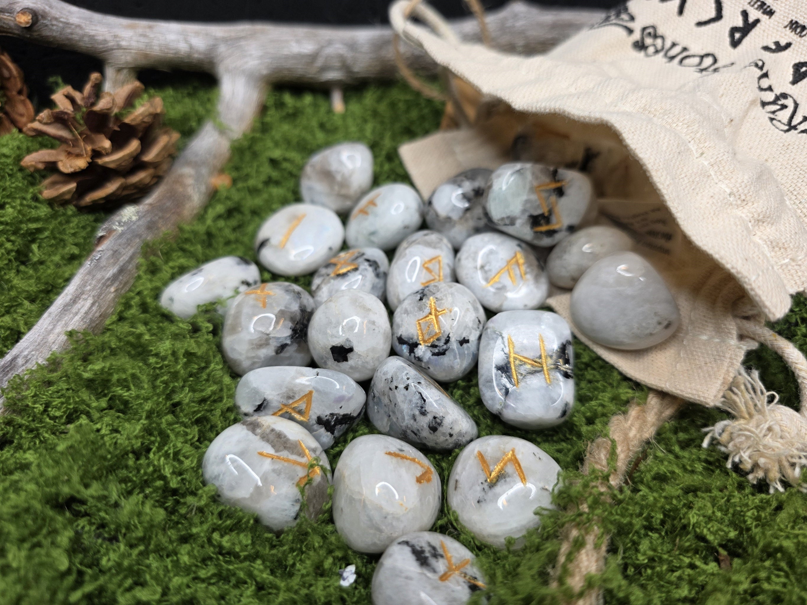 Kuukivestä valmistetut riimukivet säilytyspussissa. Ennustamiseen. Lähikuva.