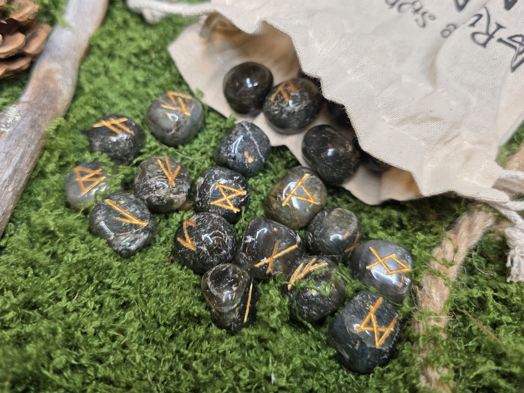 Sammalakaatti riimukivet säilytyspussilla. Lähikuva. 