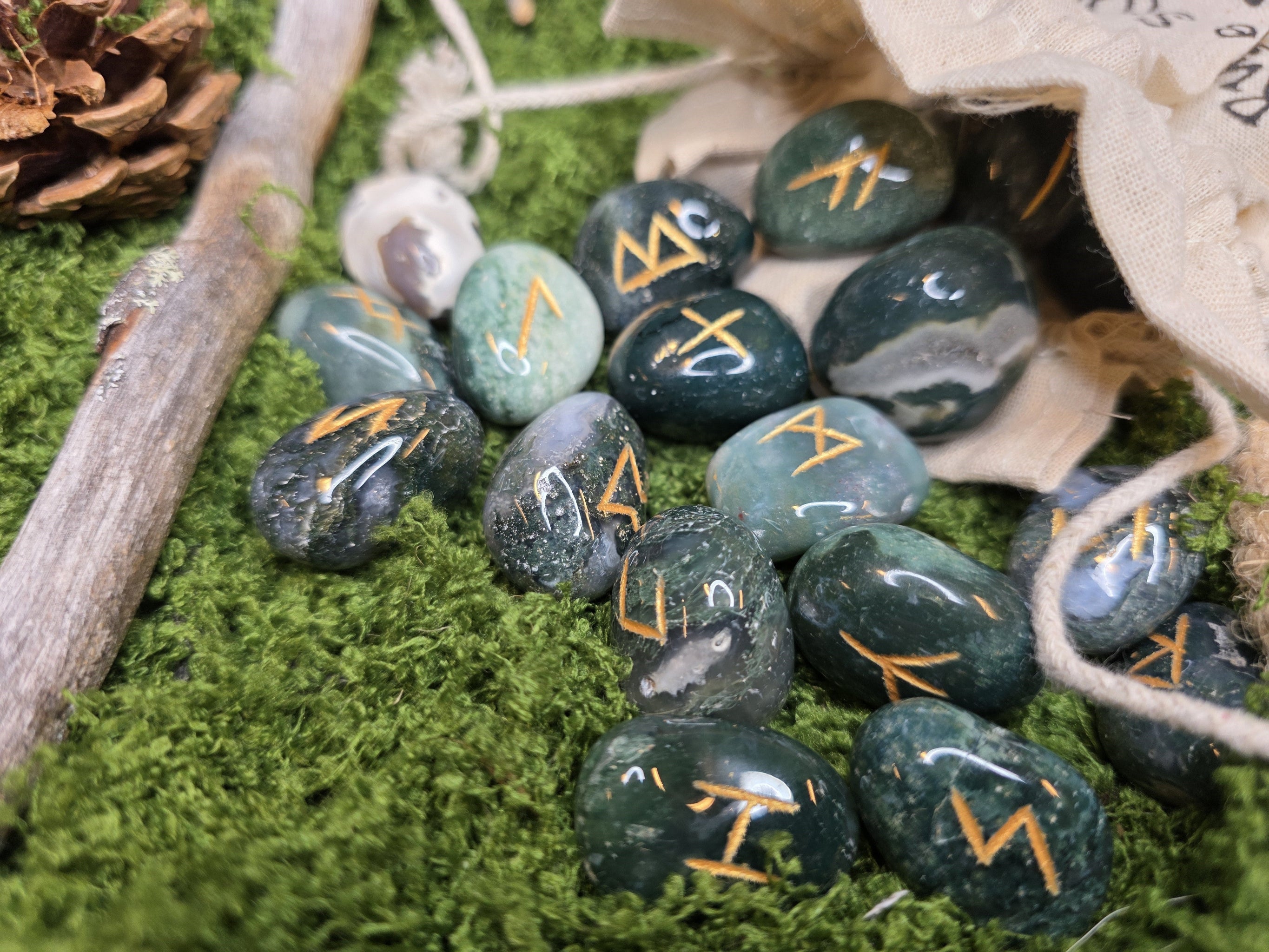 Sammalakaatti riimukivet säilytyspussilla.