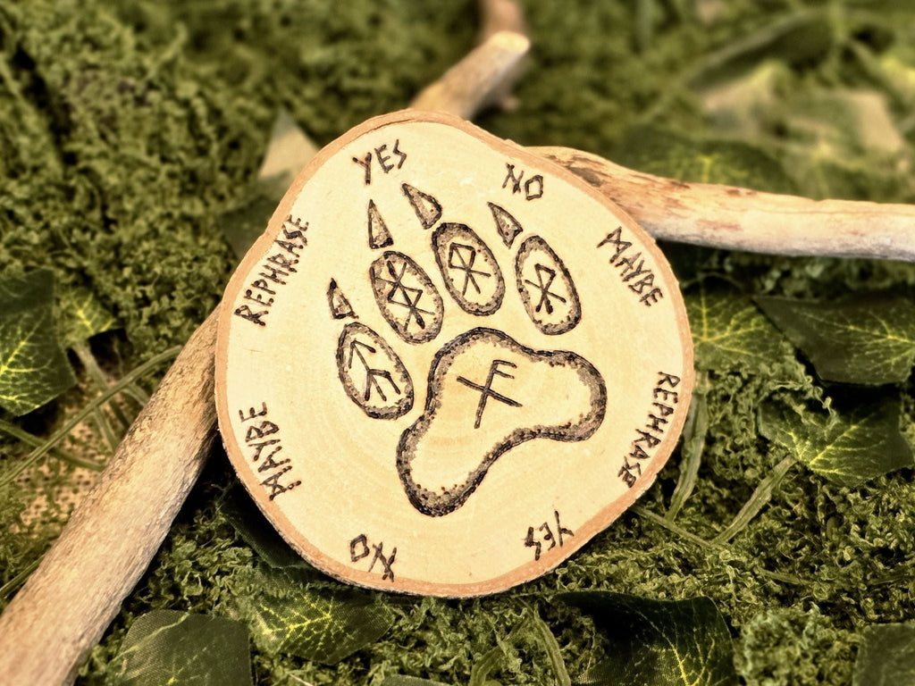 Kaunis puukiekkoon kuvioitu heilurialusta, tassunjäljellä jossa riimuja. 