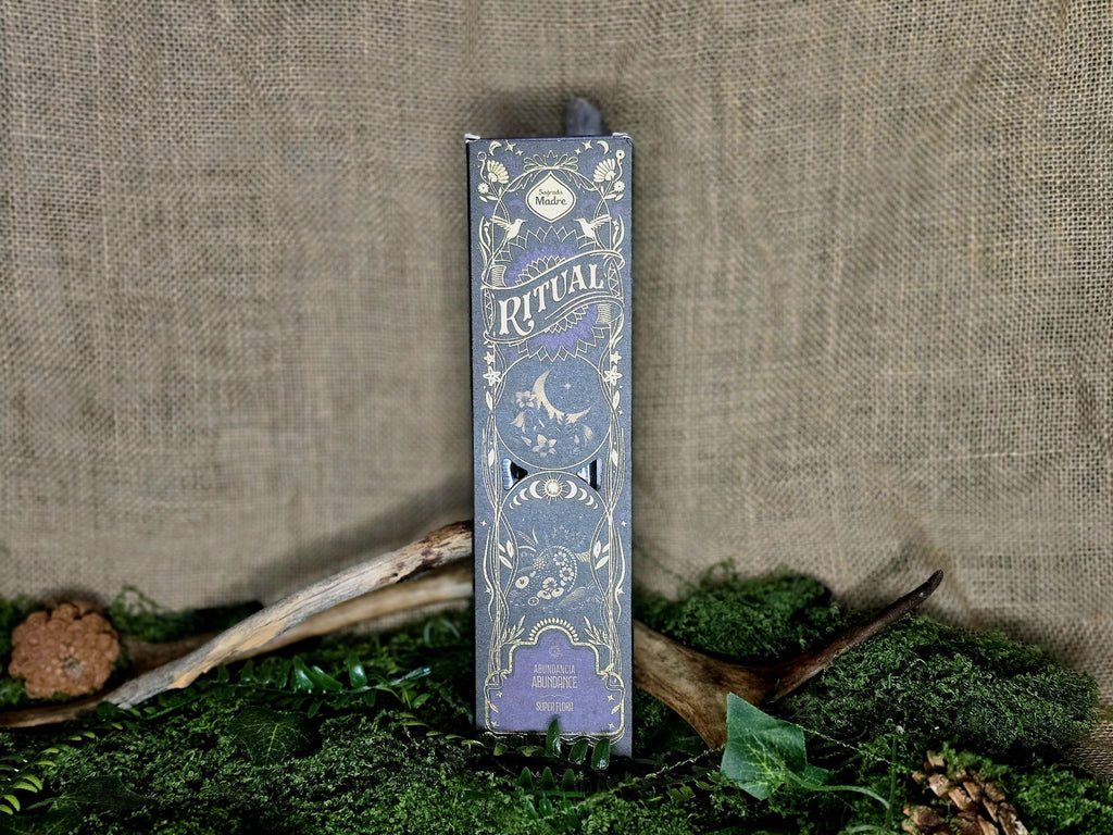 Käsinvalmistetut Sagrada Madren Ritual Abundance suitsuketikkujen runsaan kukkainen tuoksusekoitus tukee hyvän onnen, energian ja myönteisten rituaalien vahvistamista.