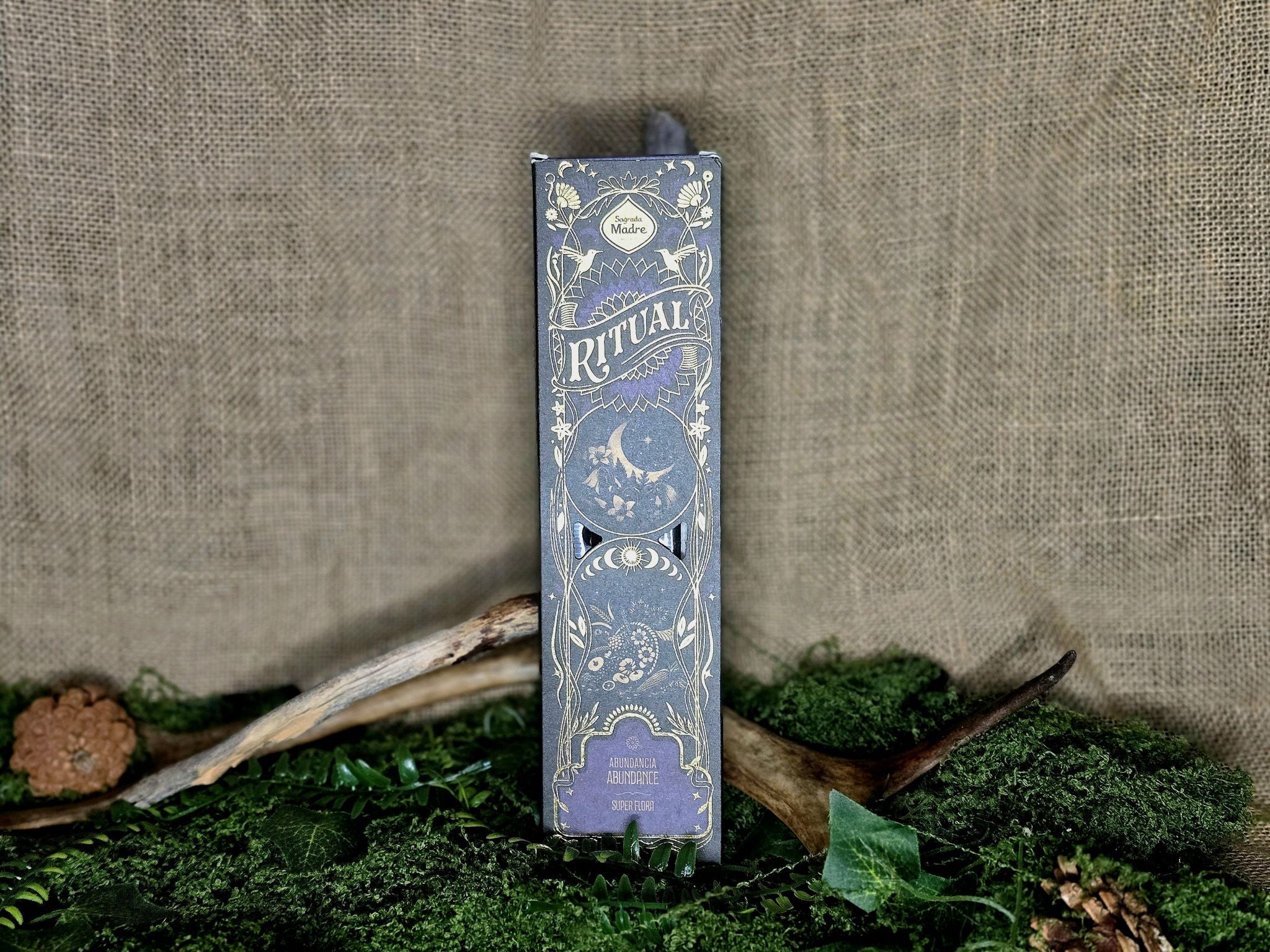 Käsinvalmistetut Sagrada Madren Ritual Abundance suitsuketikkujen runsaan kukkainen tuoksusekoitus tukee hyvän onnen, energian ja myönteisten rituaalien vahvistamista.