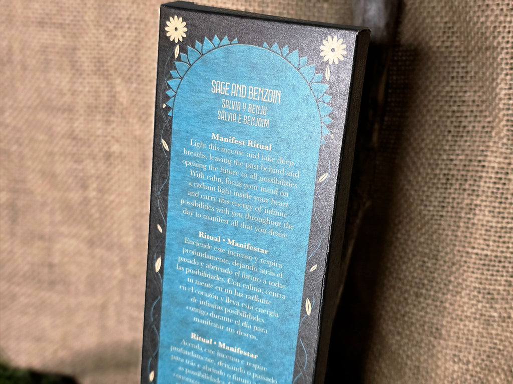 Käsinvalmistetut Sagrada Madre Ritual Manifest ‑suitsuketikut yhdistävät puhdistavan salvian ja lämpimän bentsoen. 