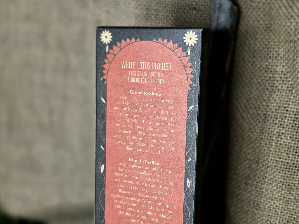 Käsinvalmistetut Sagrada Madre Ritual Shine ‑suitsuketikut tuoksuvat puhtaalta valkoiselta lootukselta. Pehmeä ja kirkas tuoksusekoitus tukee sisäistä valoa.