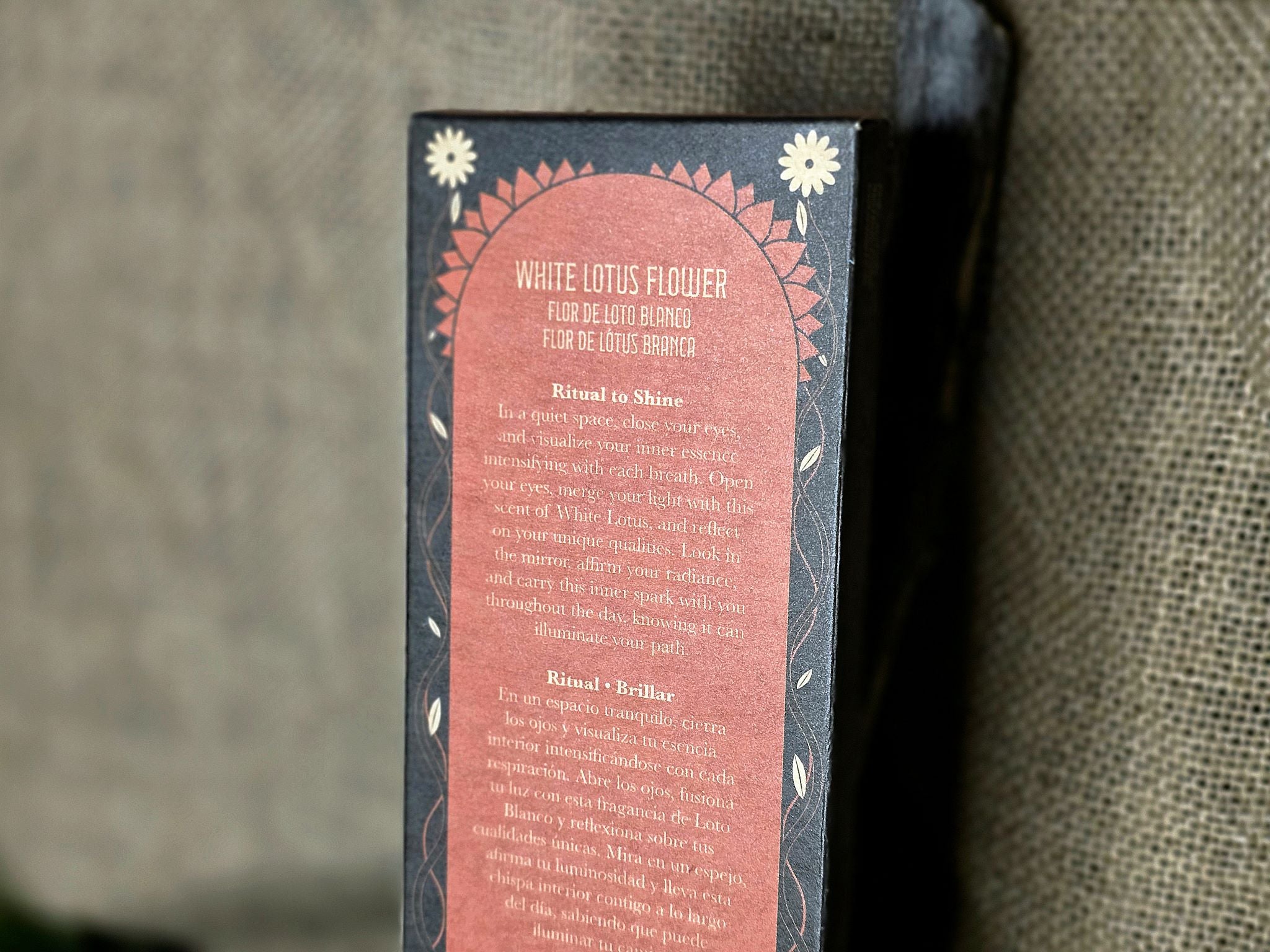 Käsinvalmistetut Sagrada Madre Ritual Shine ‑suitsuketikut tuoksuvat puhtaalta valkoiselta lootukselta. Pehmeä ja kirkas tuoksusekoitus tukee sisäistä valoa.
