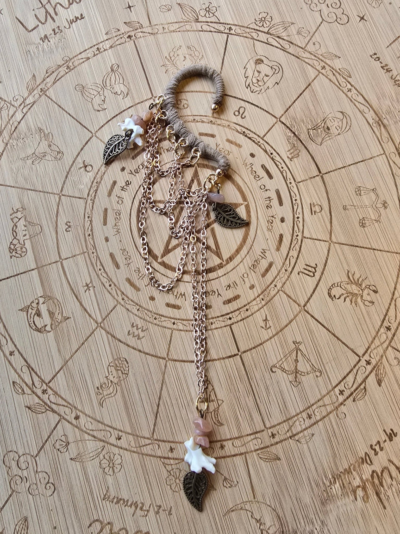 Korvakääty, ruusukultaiset ketjut, rodoniittisirut, lehti somisteet, naakannikamaluu. Kuunjuurella valmistama upea koru.