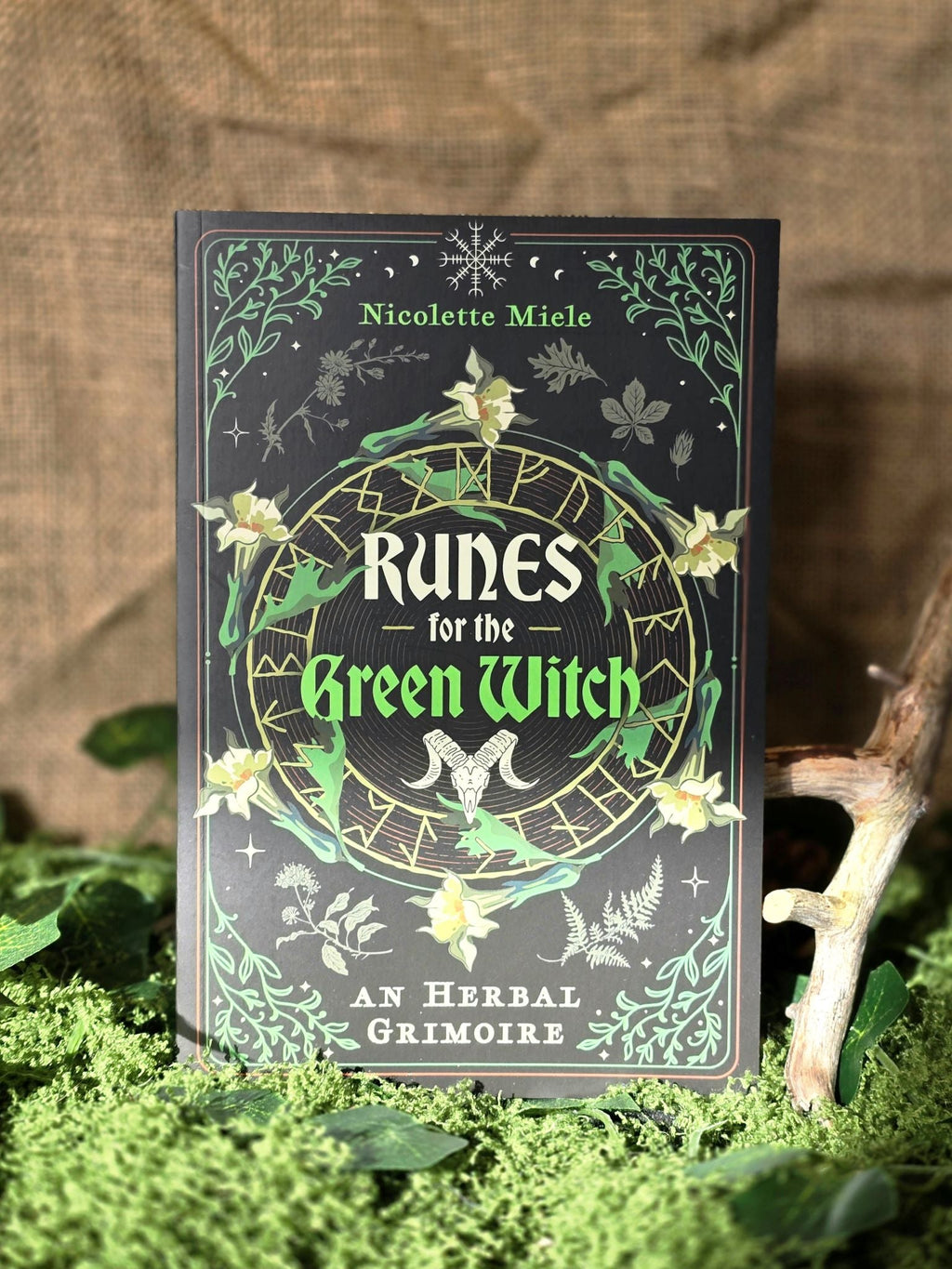 Runes for the Green Witch- An Herbal Grimoire. Kirjoja Inked Mystiqs noitapuodista