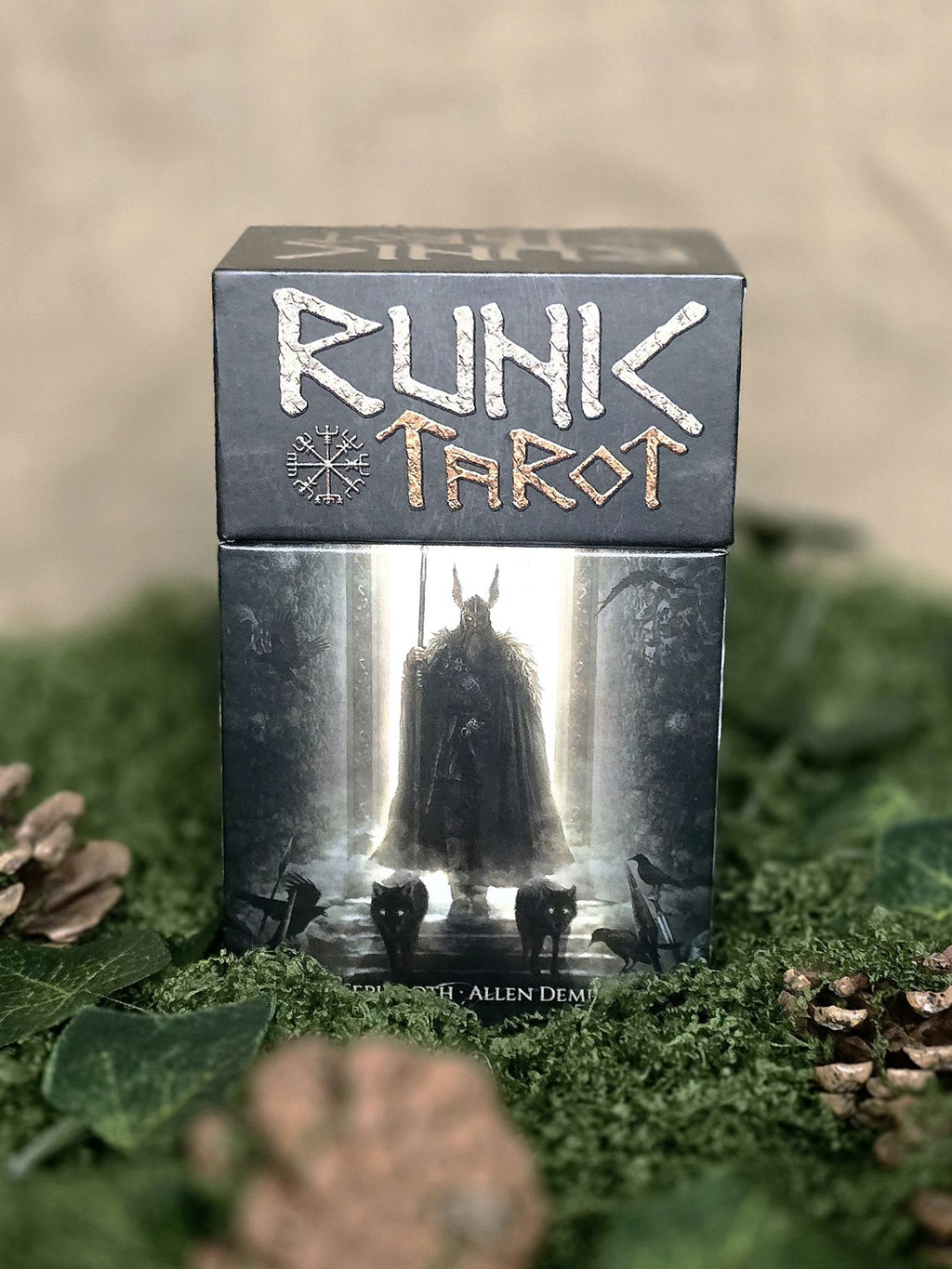 Runic Tarot Kit kortit.