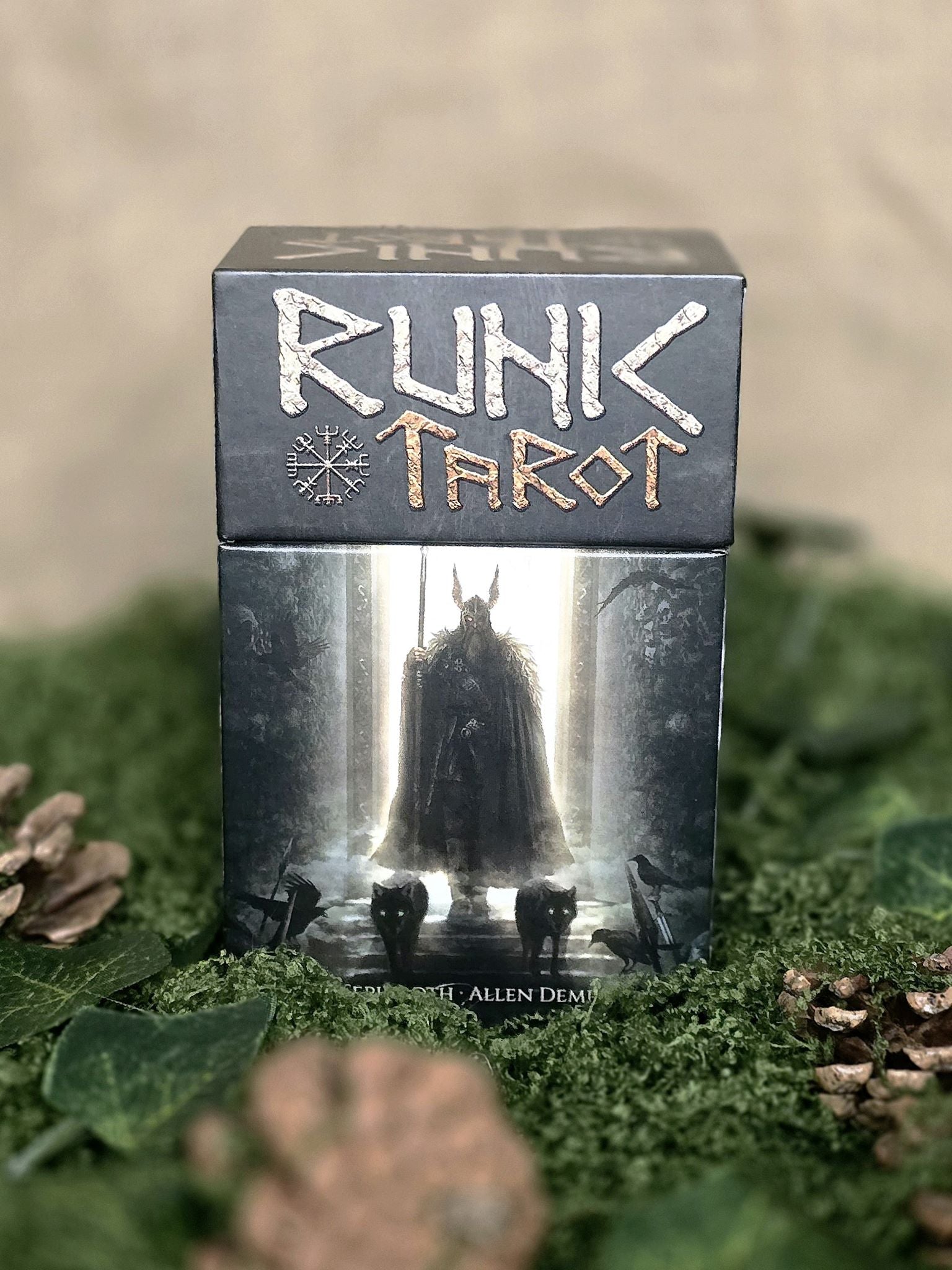 Runic Tarot Kit kortit.