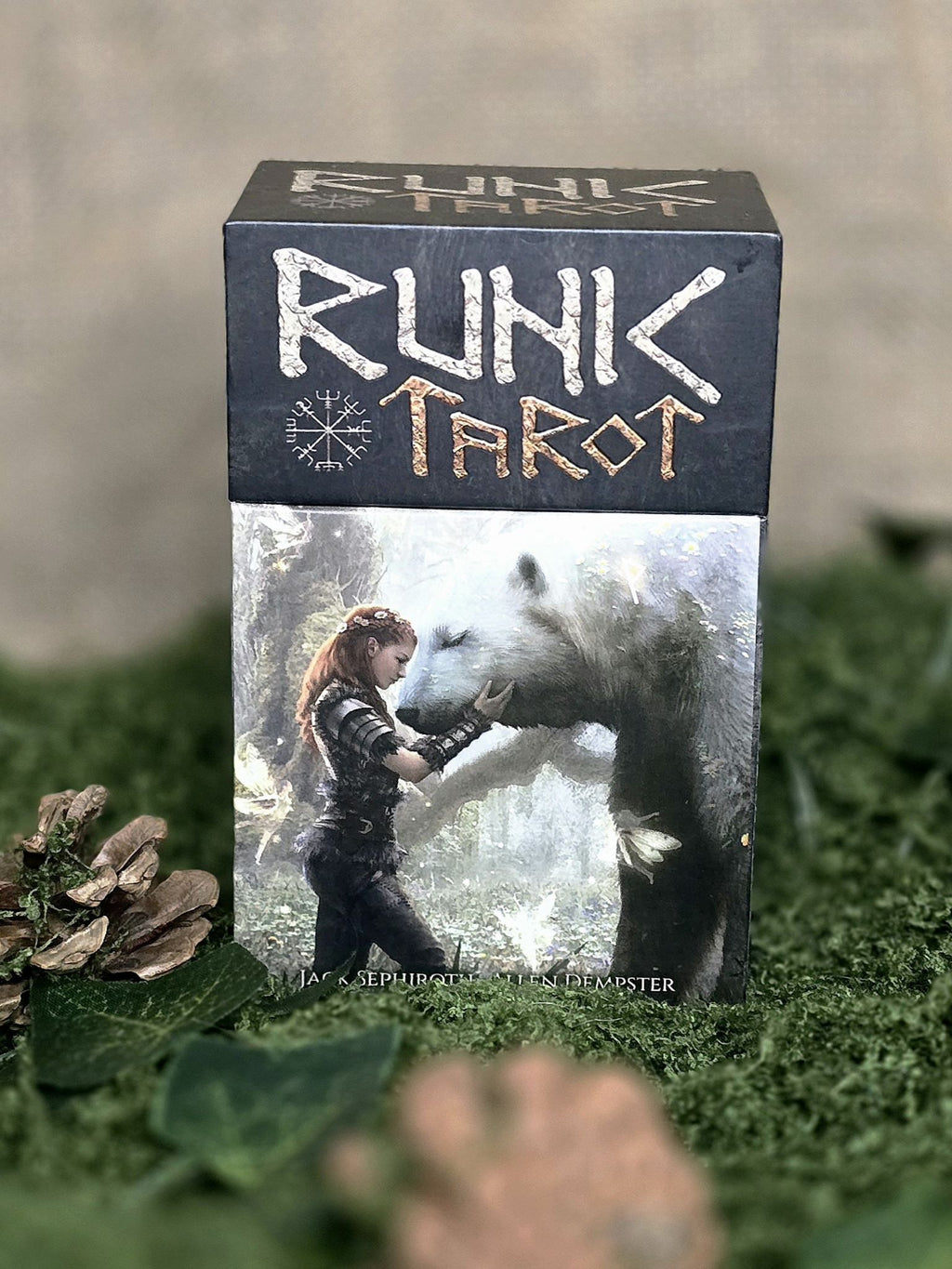 Runic Tarot Kit kortit.