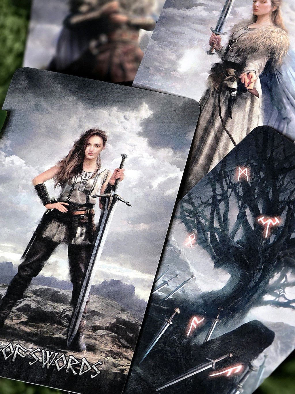 Runic Tarot Kit kortit.
