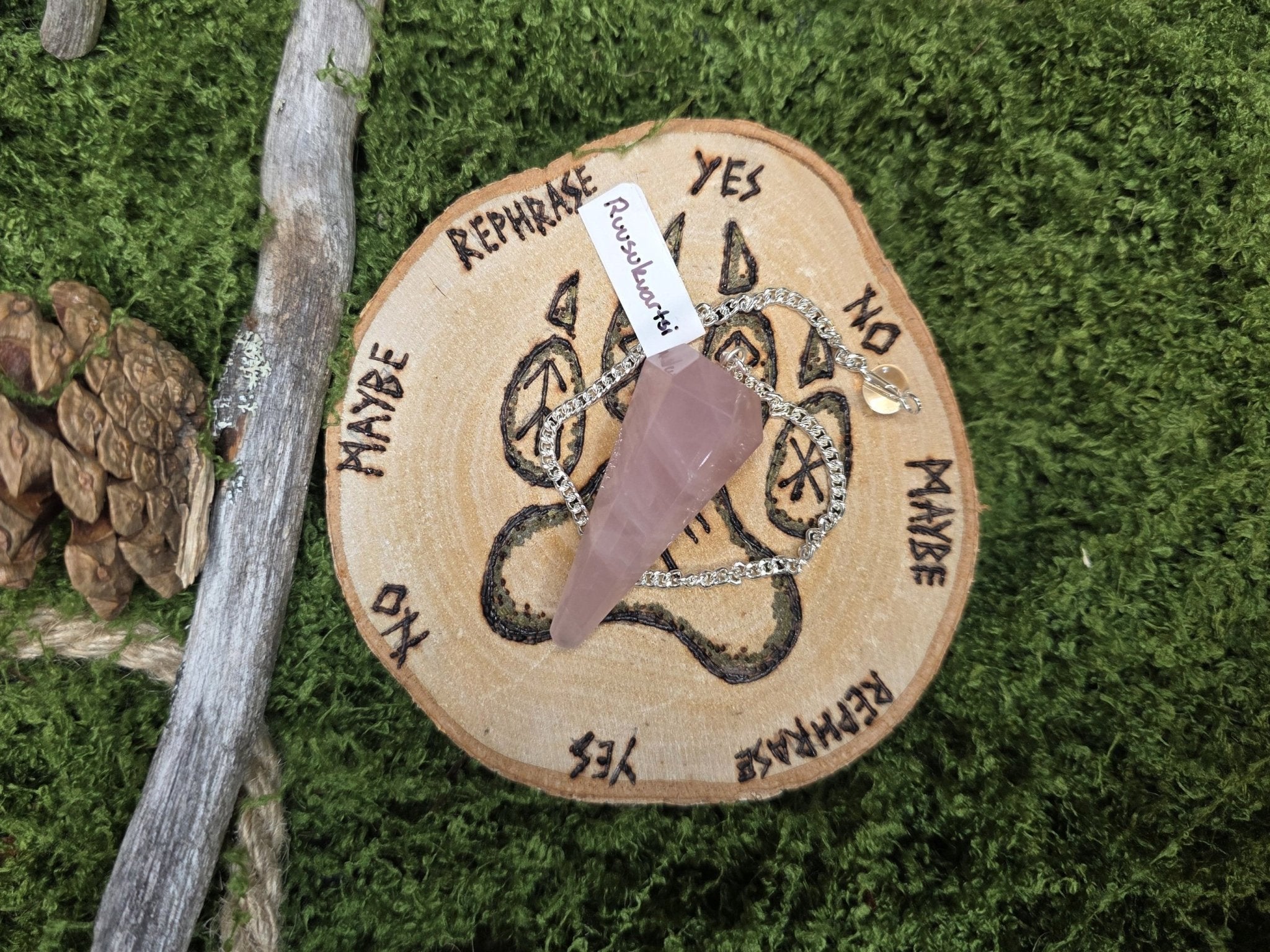 Ruusukvartsinen heiluri päätöksiä ohjaamaan. 