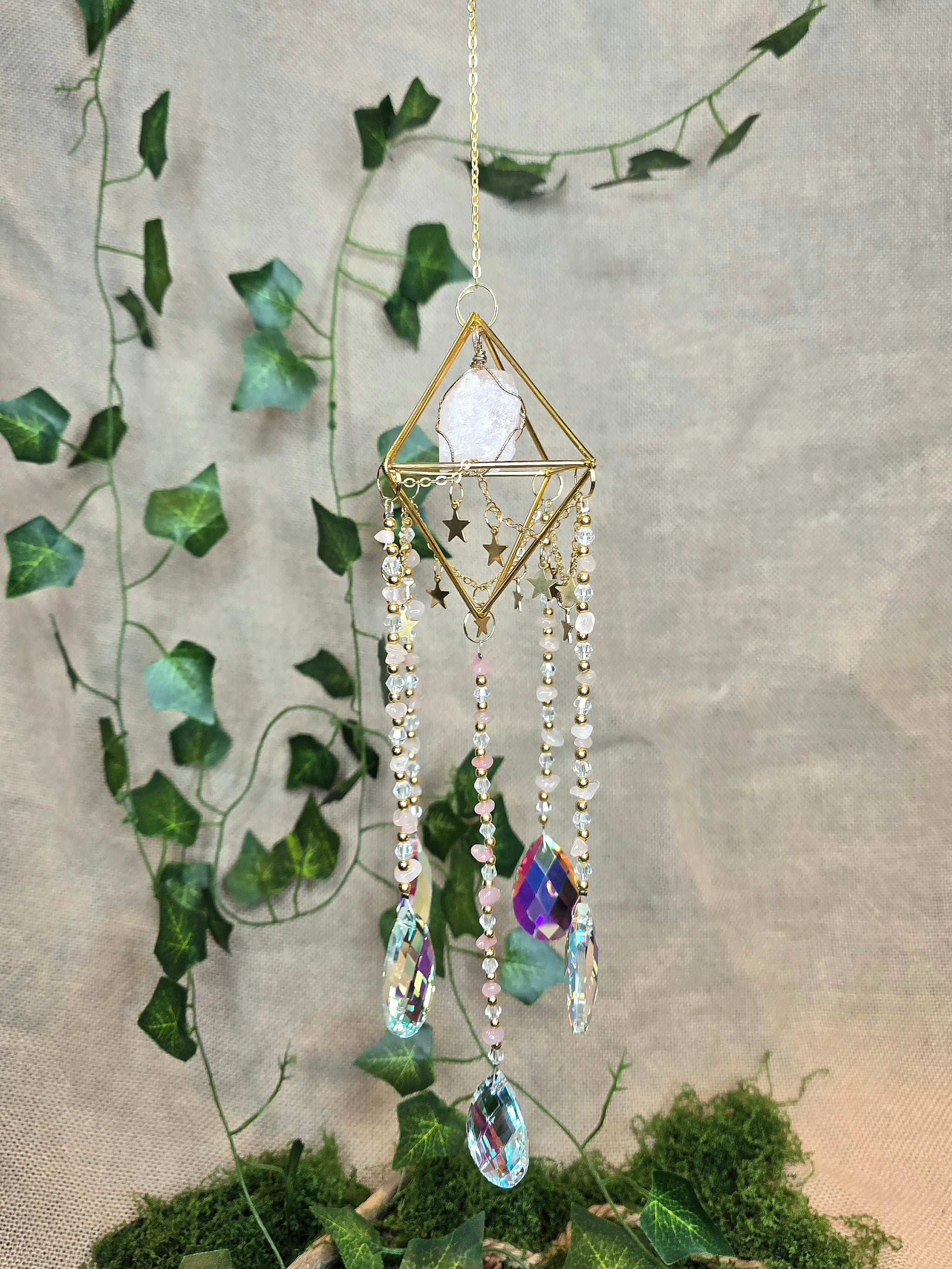 Ruusukvartsista ja metallista tehty aurinkosieppari.