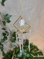 Aurinkosieppari, ruusukvartsia ja tähtiä.