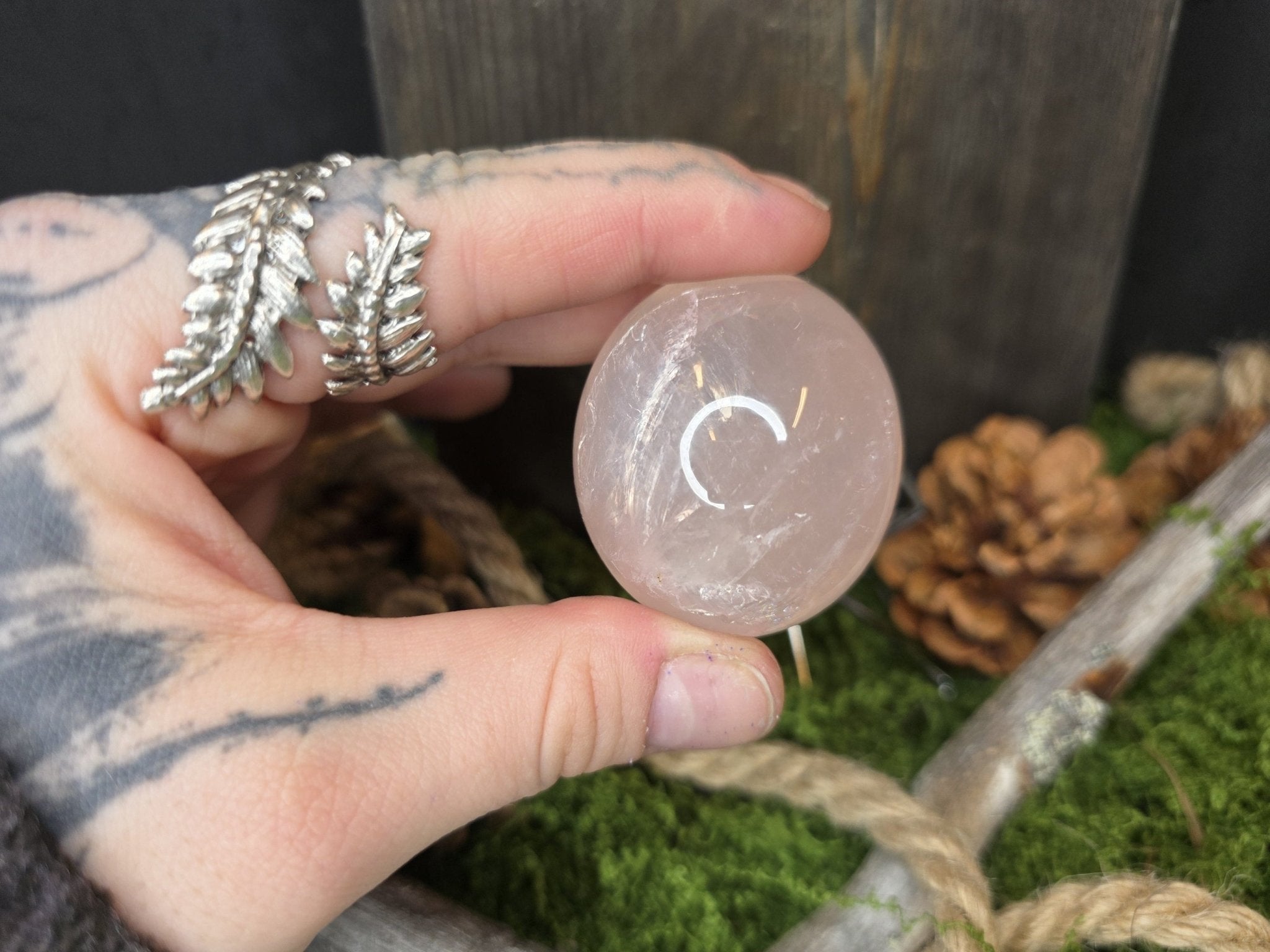 Ruusukvartsipallo 4cm - Inked Mystiqs