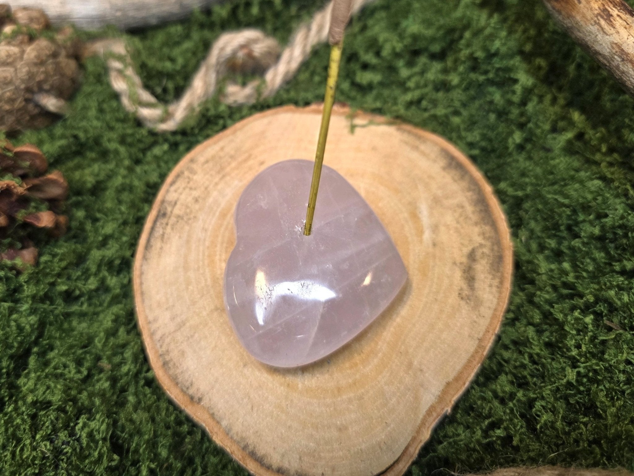 Ruusukvartsista valmistettu sydämen muotoinen suitsukepidike suitsuketikuille. 