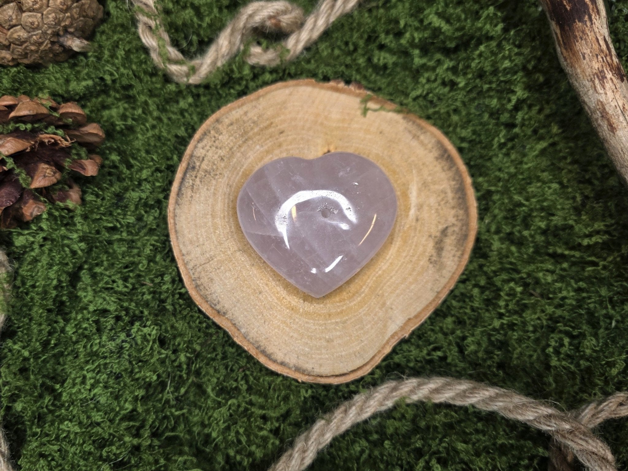 Ruusukvartsista valmistettu sydämen muotoinen suitsukepidike suitsuketikuille. 