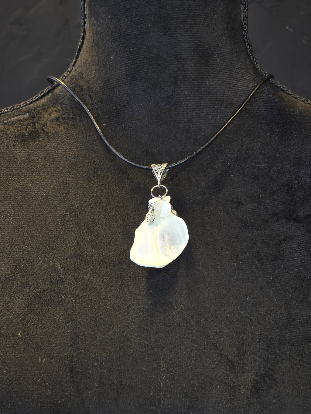 Kaulakoru, jossa on käytetty minkin lapaluuta ja seleniittihelmeä.