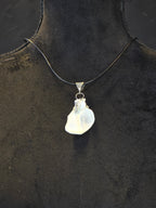 Kaulakoru, jossa on käytetty minkin lapaluuta ja seleniittihelmeä.