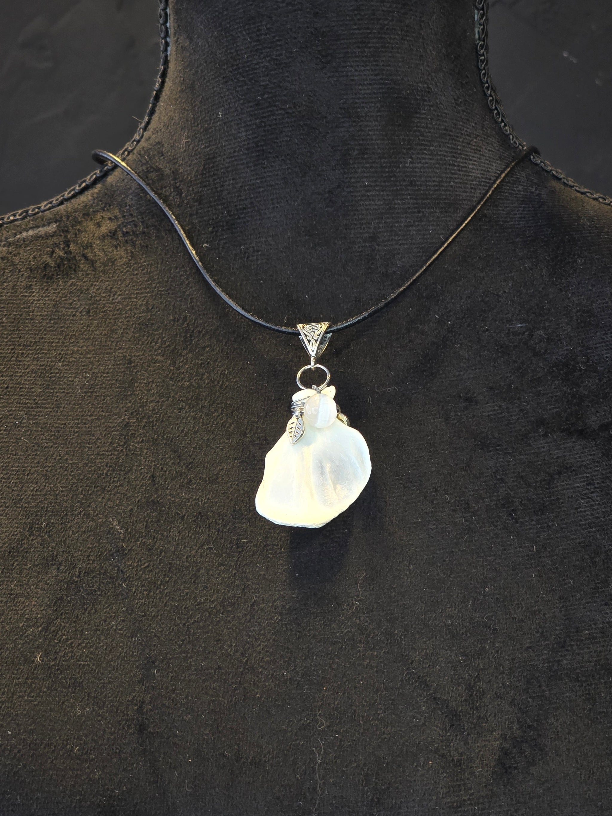 Kaulakoru, jossa on käytetty minkin lapaluuta ja seleniittihelmeä.