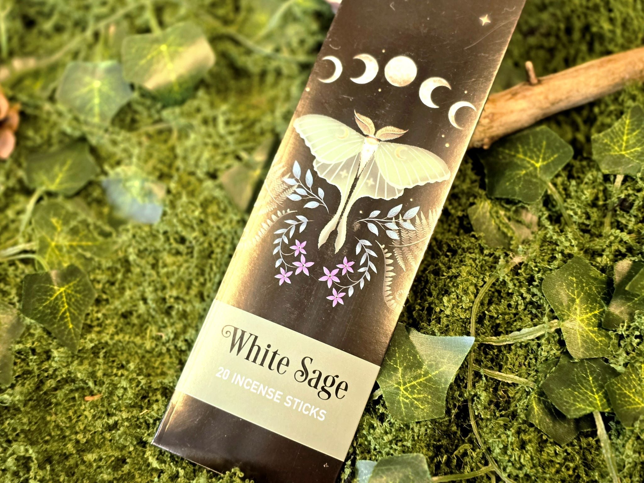 Something Different Dark Forest White Sage suitsuketikut kauniilla Luna Moth kuvituksella on tuoksultaan maanläheinen. 