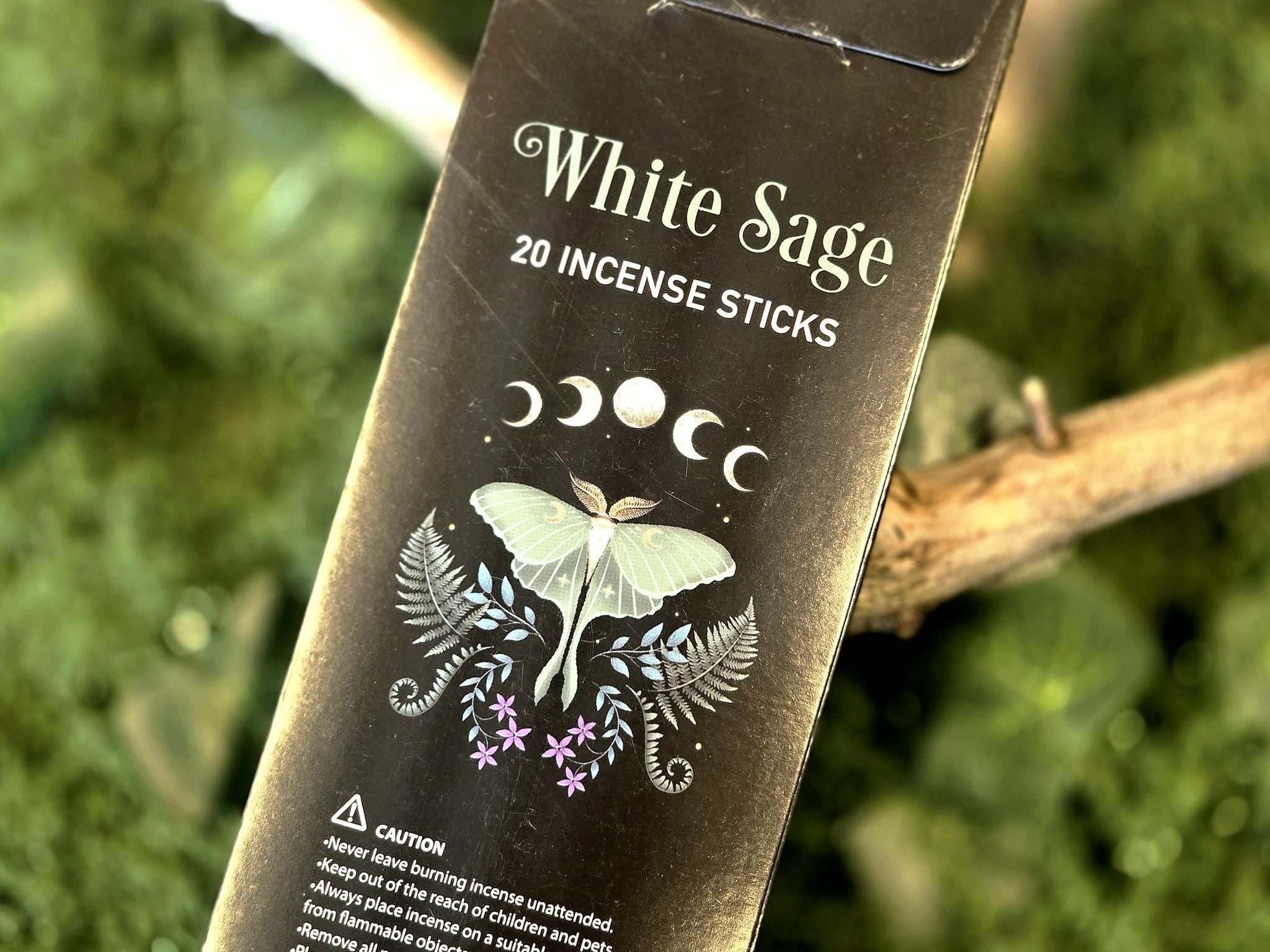 Something Different Dark Forest White Sage suitsuketikut kauniilla Luna Moth kuvituksella on tuoksultaan maanläheinen. 