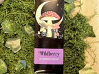 Something Different Dark Forest Wild Berry ‑suitsuketikut kauniilla luontoaiheisella kuvituksella tuoksuvat marjoilta ja tuo energistä tunnelmaa. 