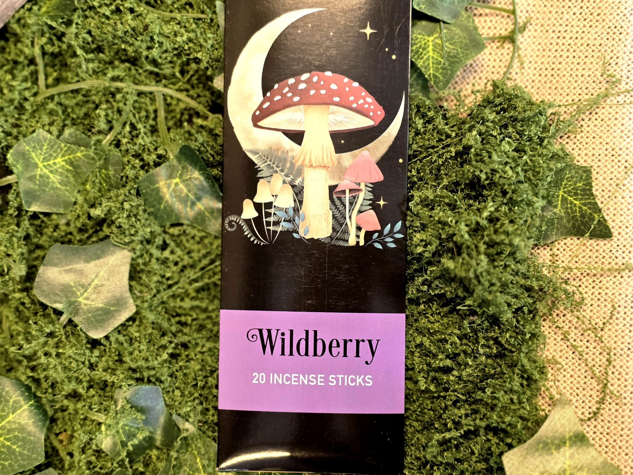 Something Different Dark Forest Wild Berry ‑suitsuketikut kauniilla luontoaiheisella kuvituksella tuoksuvat marjoilta ja tuo energistä tunnelmaa. 