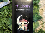 Something Different Dark Forest Wild Berry ‑suitsuketikut kauniilla luontoaiheisella kuvituksella tuoksuvat marjoilta ja tuo energistä tunnelmaa. 